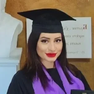 Портретна снимка на Михаела Петкова